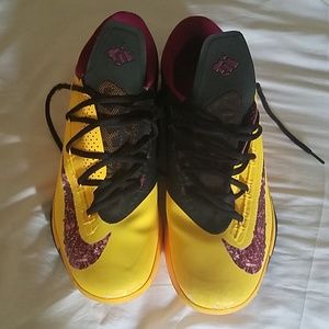 KD peanut butter jelly size 13. Worn.
